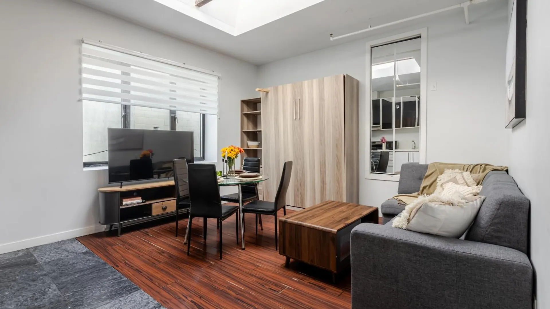 Spacious 1Bdr Mezzanine On Bishop Central Mtl Montréal Lägenhet