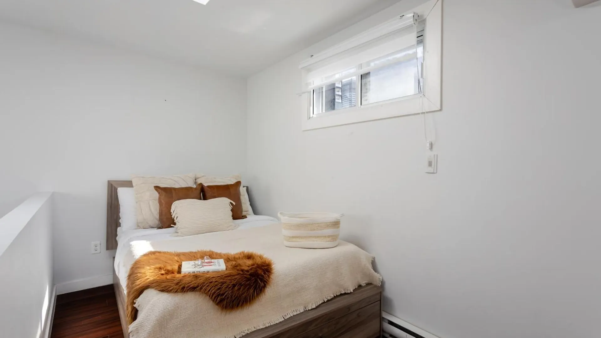 Spacious 1Bdr Mezzanine On Bishop Central Mtl Montréal 0*,  Kanada