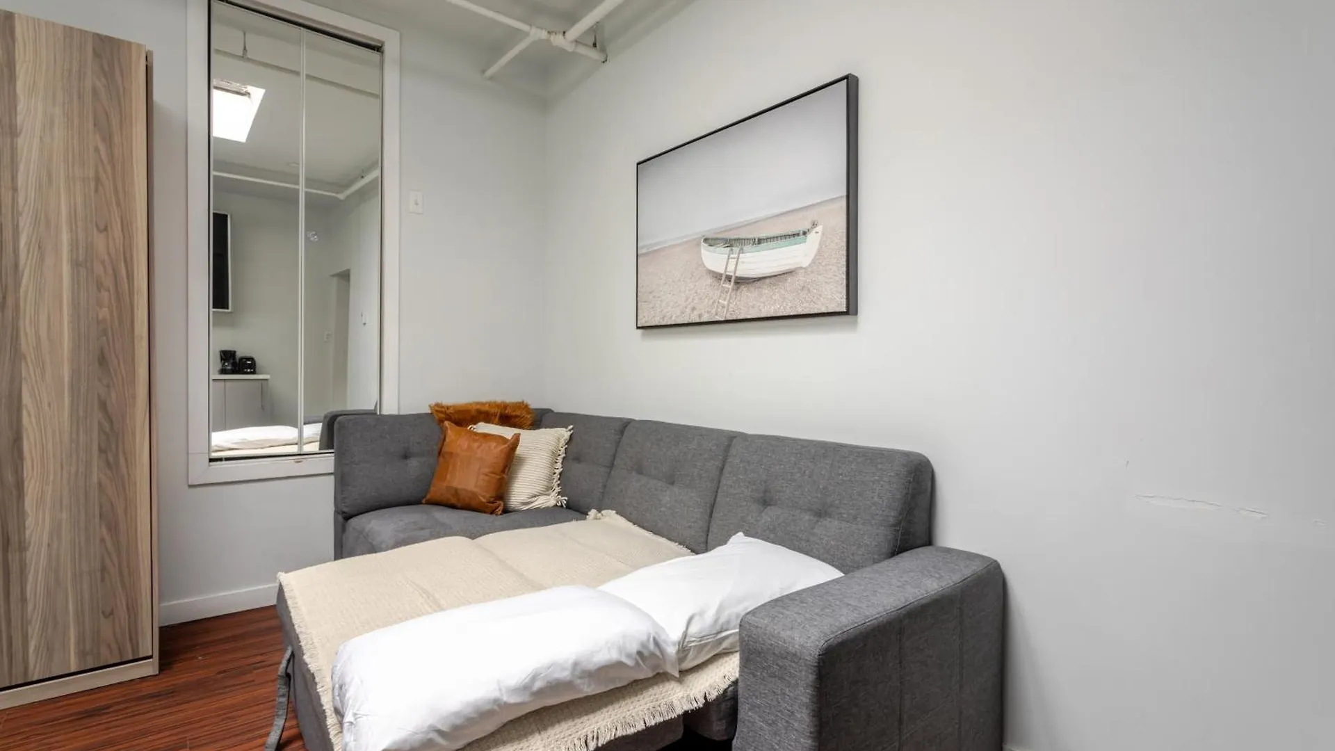 아파트 Spacious 1Bdr Mezzanine On Bishop Central Mtl 몬트리올