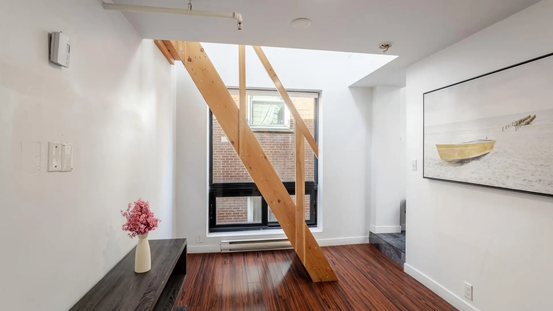 Spacious 1Bdr Mezzanine On Bishop Central Mtl 몬트리올 캐나다