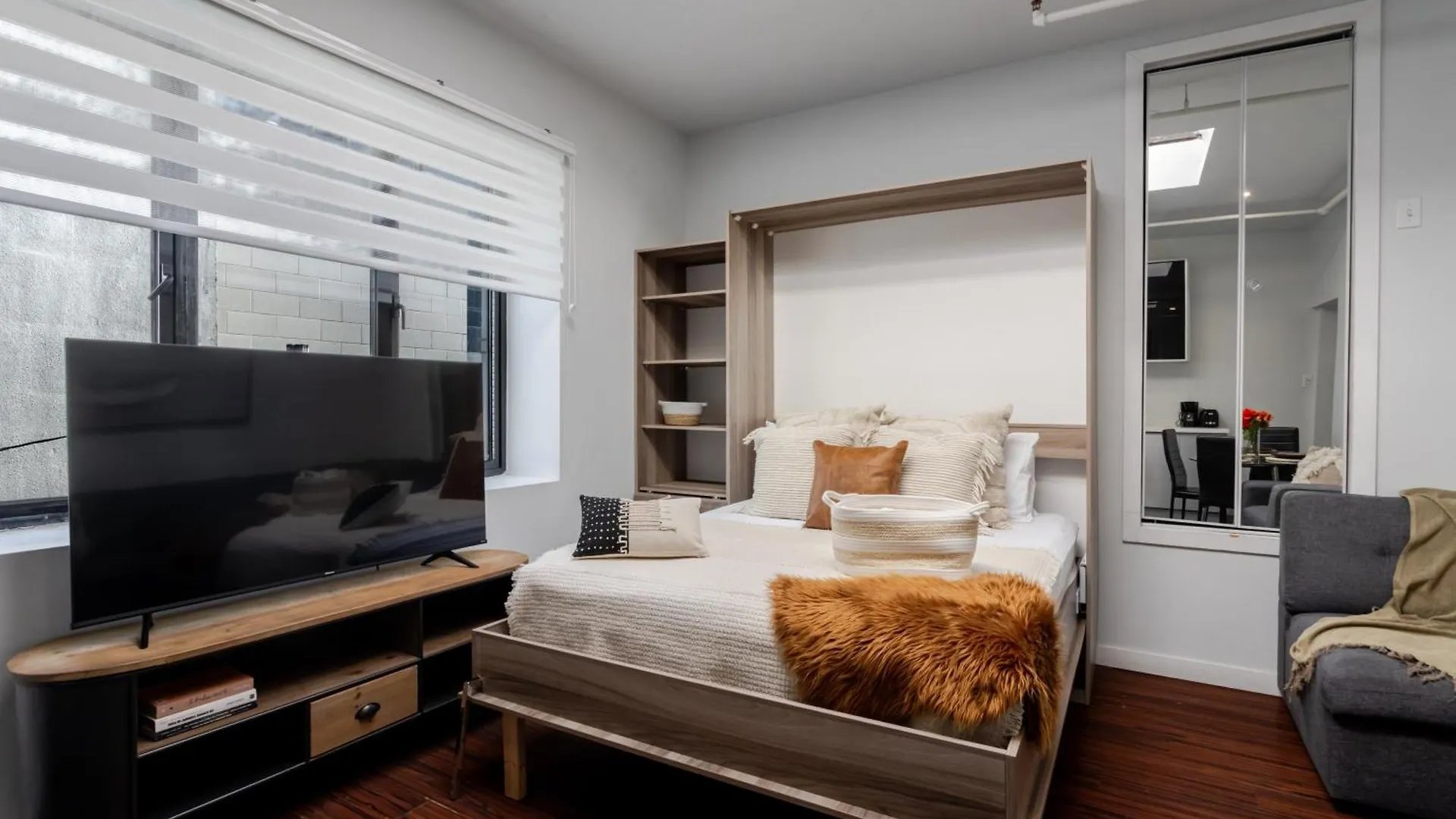 아파트 Spacious 1Bdr Mezzanine On Bishop Central Mtl 몬트리올 캐나다