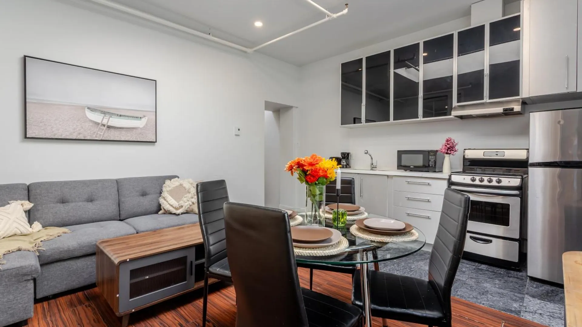 Spacious 1Bdr Mezzanine On Bishop Central Mtl 몬트리올