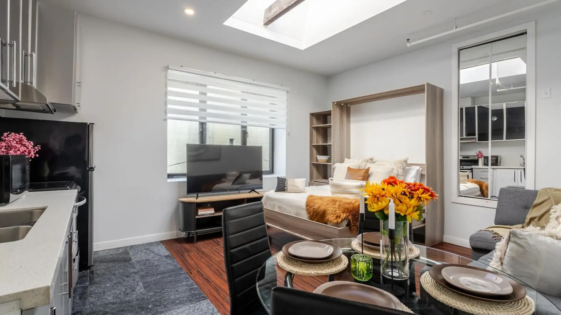 Spacious 1Bdr Mezzanine On Bishop Central Mtl 몬트리올 아파트